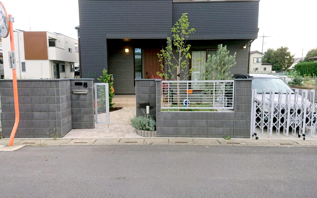 埼玉県越谷市 外構工事 フェンスと化粧ブロック門柱でクローズ外構