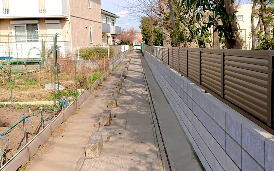 埼玉県越谷市 外構工事 目隠しフェンスはルーバータイプ