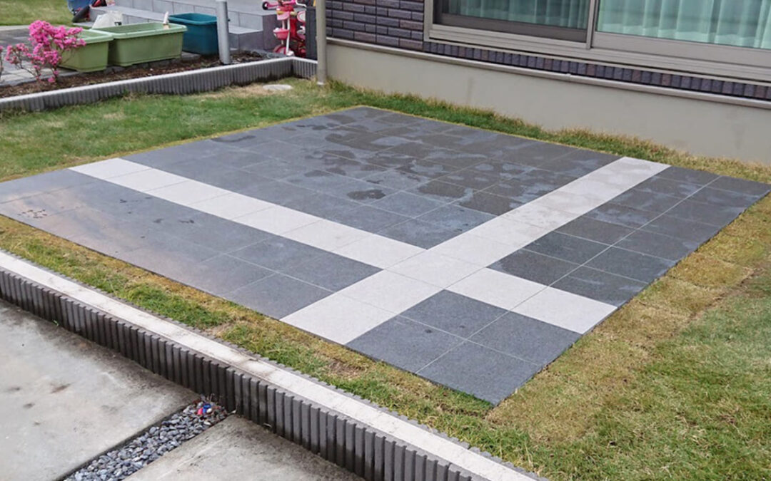 埼玉県越谷市 外構工事 お庭に2色のタイルテラスと天然芝