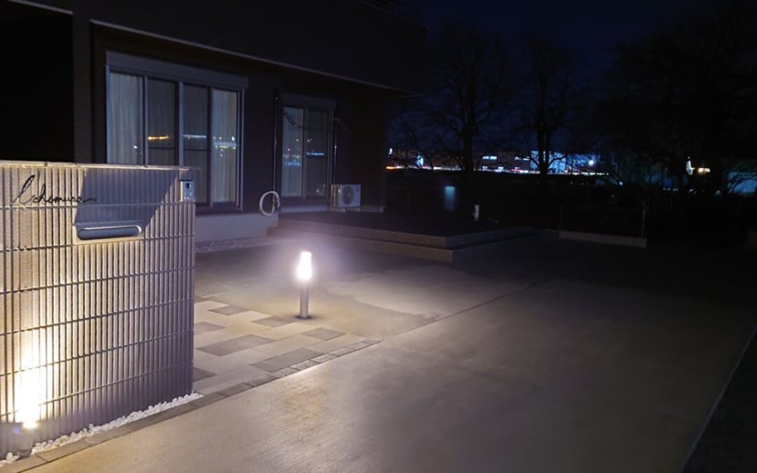 埼玉県越谷市 外構工事 おしゃれな化粧ブロック門柱とライト