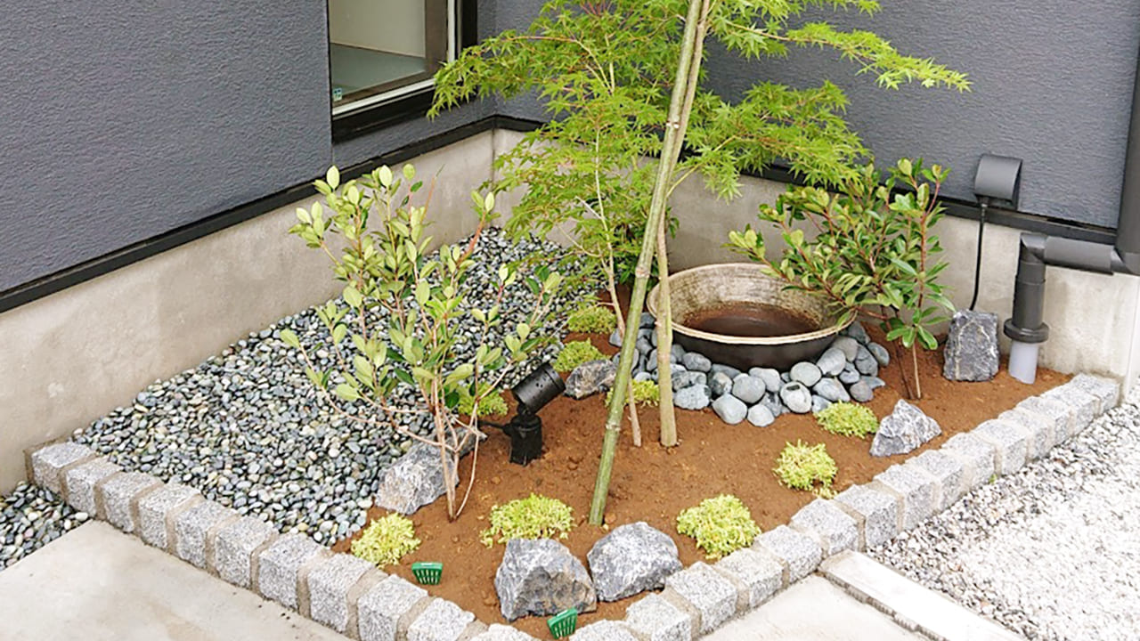 埼玉県越谷市 ピンコロ石でおしゃれ花壇