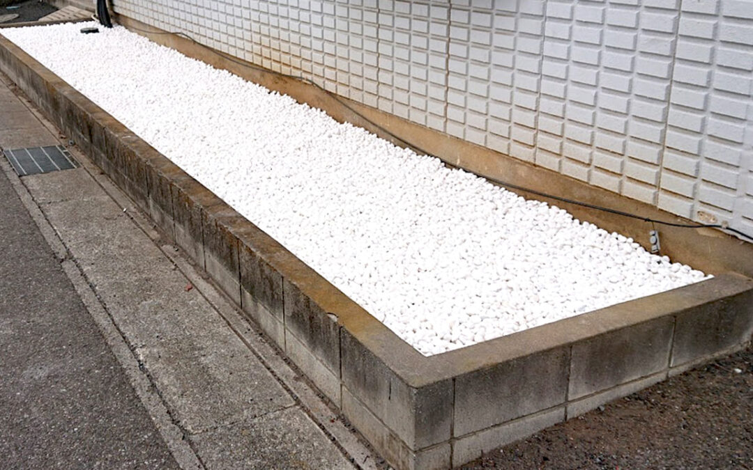 埼玉県越谷市 外構工事 庭木を伐根後、花壇に白い化粧砂利