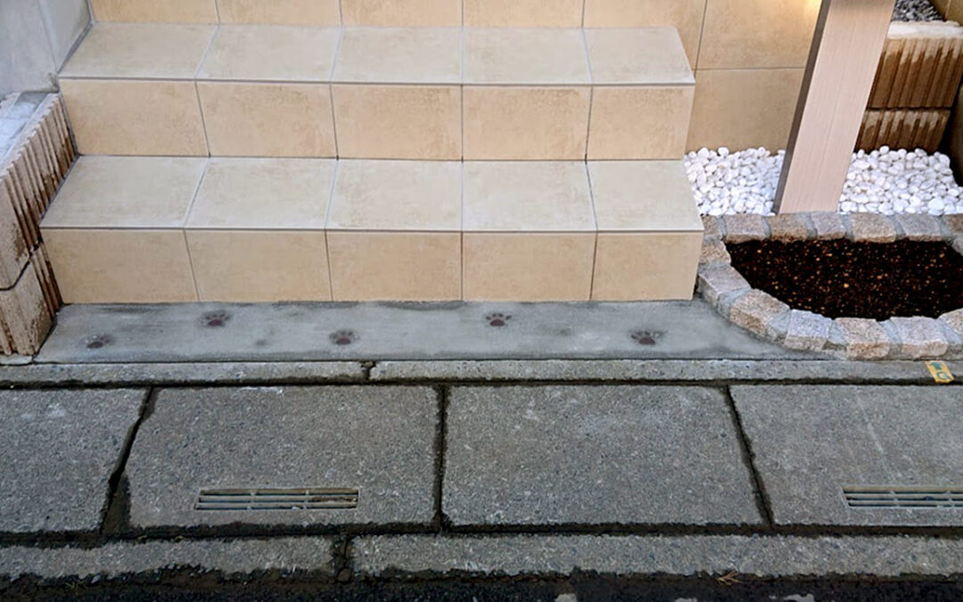 埼玉県越谷市 外構工事 門柱の下にピンコロ花壇と化粧砂利