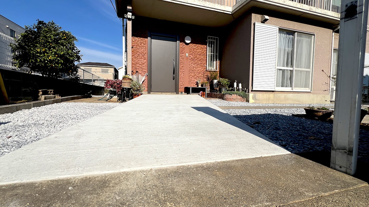 埼玉県草加市 外構工事 玄関アプローチは土間コンクリートのスロープ
