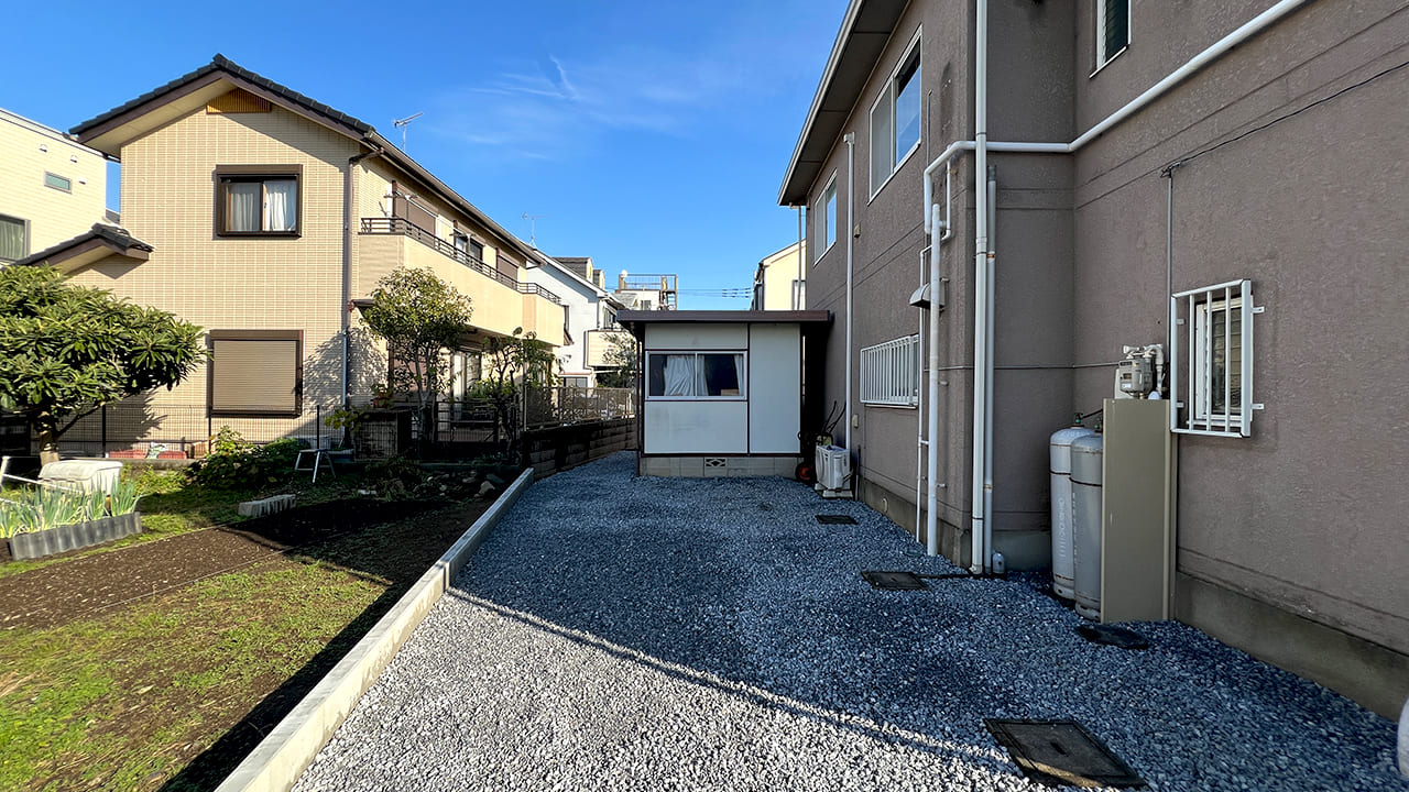 埼玉県草加市 外構工事 家周りの雑草対策は防草シートと砂利