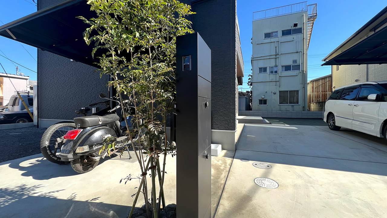 埼玉県さいたま市見沼区 黒い機能門柱に植栽と割栗石の花壇