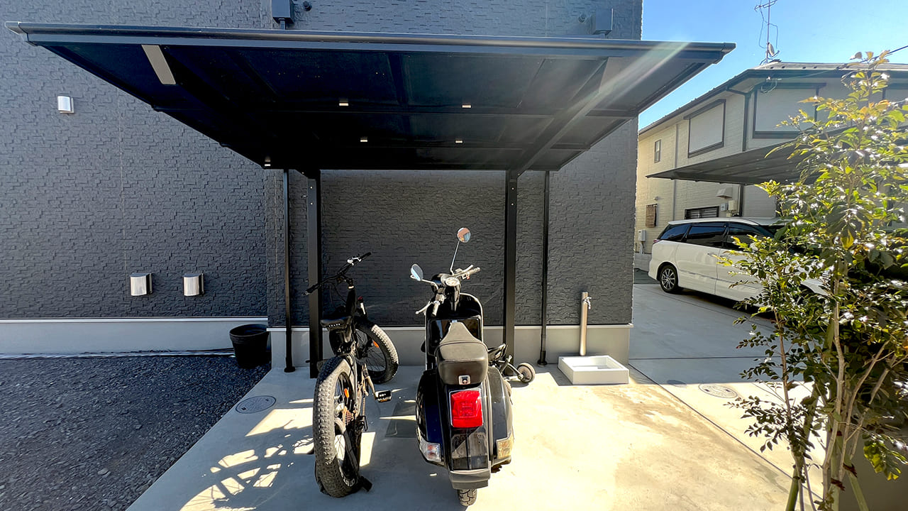 埼玉県さいたま市見沼区 駐輪場にはブラックポリカのサイクルポート