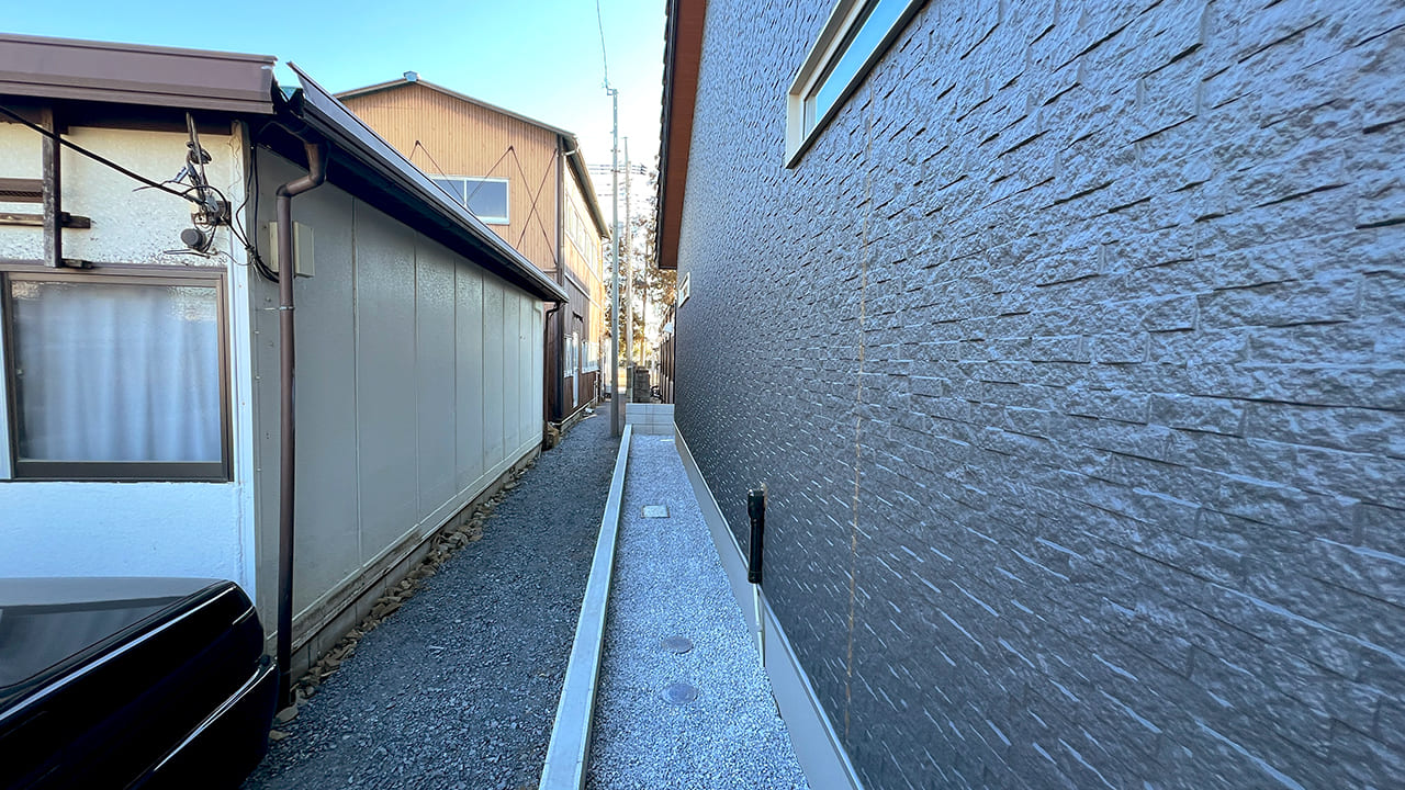 埼玉県さいたま市見沼区 家の周りは境界ブロックと雑草対策