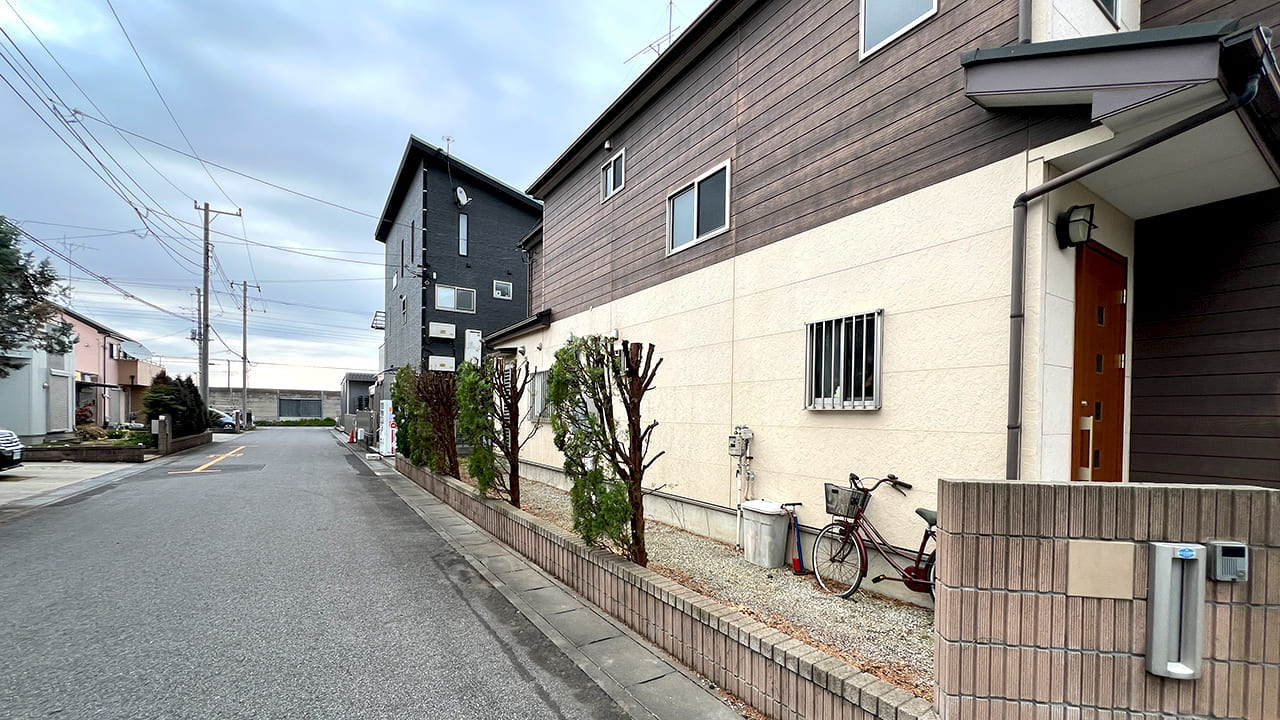 埼玉県久喜市 外構工事 おしゃれなグレーの目隠しフェンスと人工芝のお庭