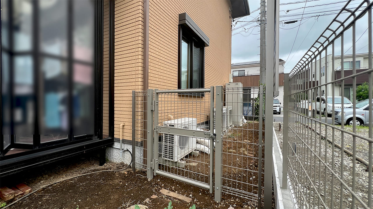 埼玉県吉川市 外構リフォーム工事 ペットの脱走防止に門扉を設置