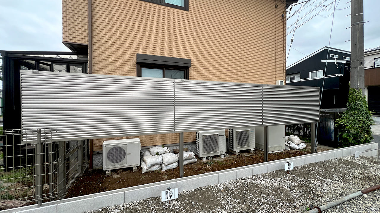 埼玉県吉川市 外構工事 上段のみの目隠しフェンスとメッシュフェンスでリフォーム