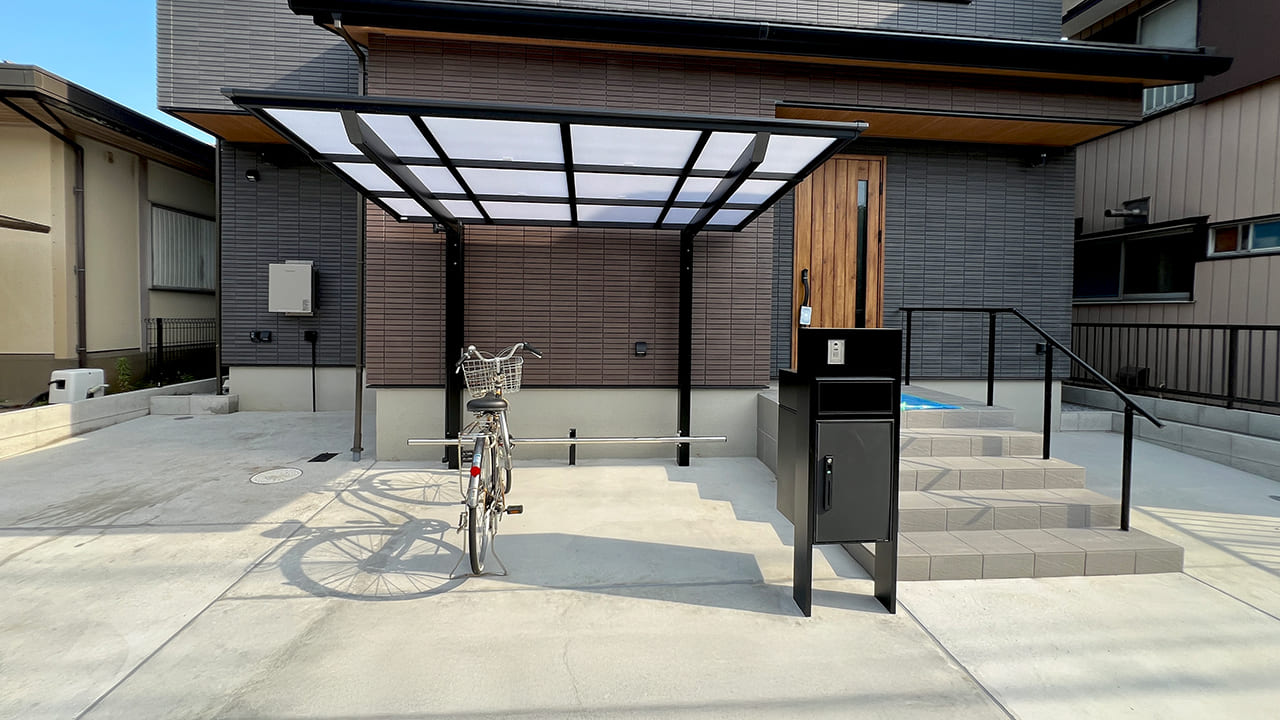 埼玉県越谷市 4台用サイズのサイクルポート