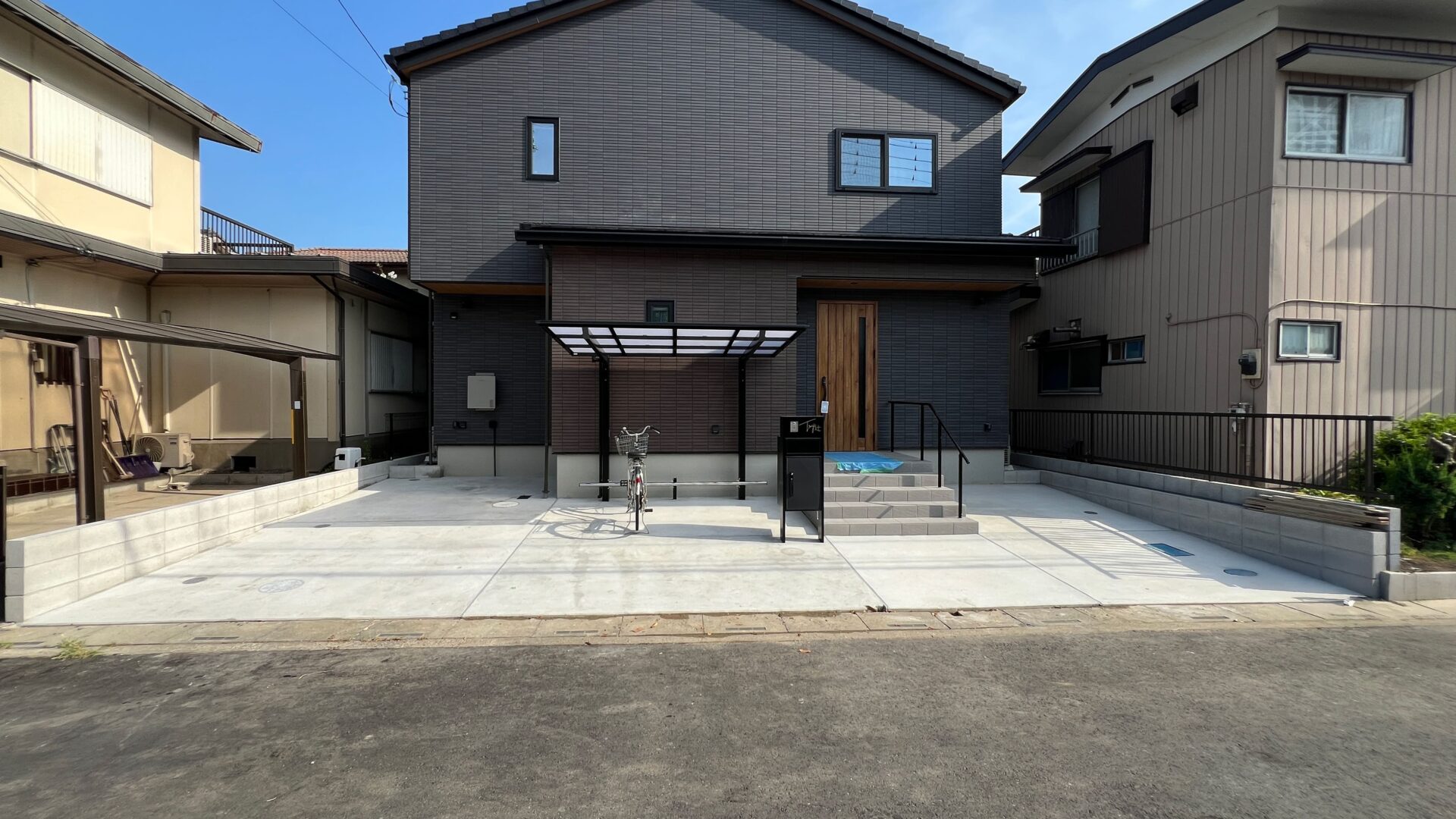 埼玉県越谷市 玄関付近にポストを付けたオープン外構