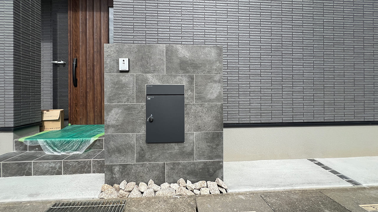 埼玉県川口市 タイル門柱に前出しの宅配ボックスを埋め込み