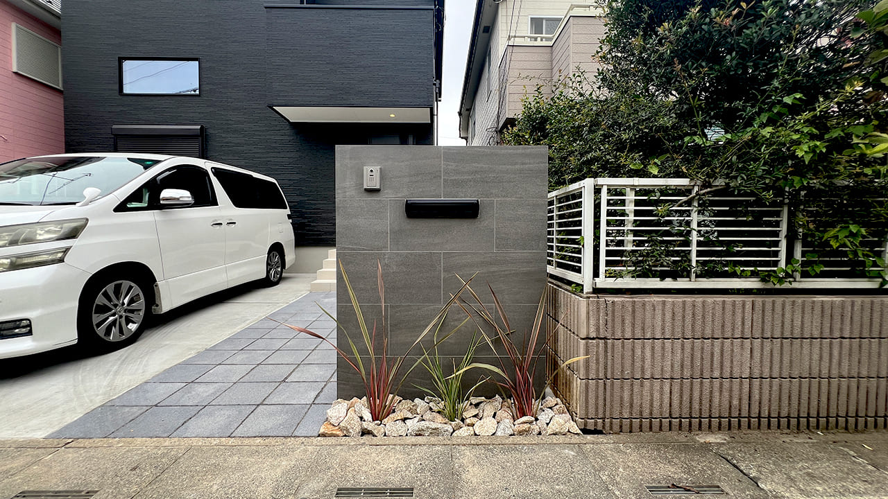 埼玉県春日部市 ポストのみのタイル門柱と割栗石+ニューサイラン