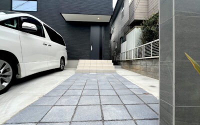 埼玉県春日部市 外構工事 タイルの玄関ポーチとインターロッキングの外構アプローチ