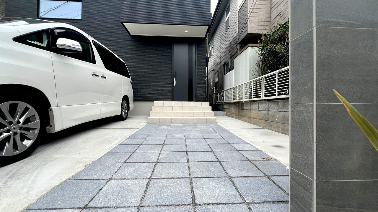 埼玉県春日部市 外構工事 タイルの玄関ポーチとインターロッキングの外構アプローチ