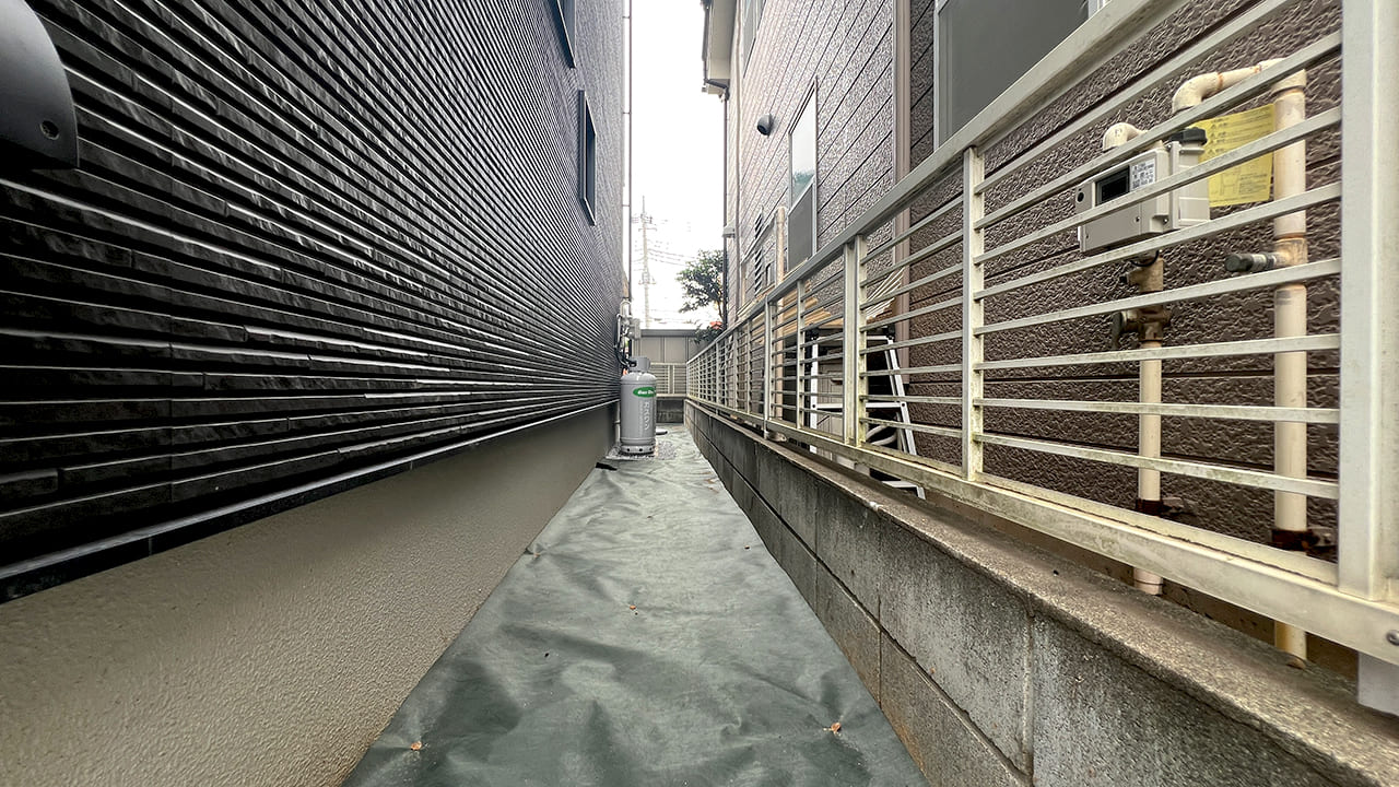 埼玉県春日部市 外構工事 家周りは防草シートで雑草対策