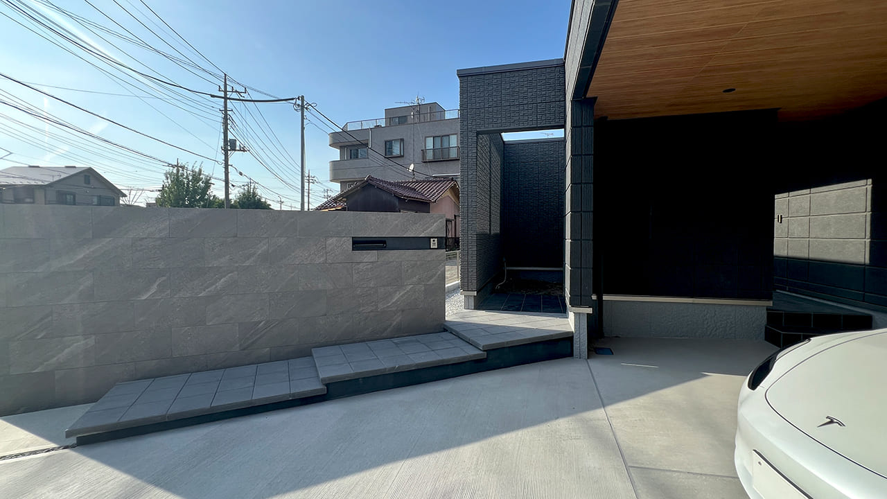 埼玉県久喜市 外構工事 おしゃれなグレーの目隠しフェンスと人工芝のお庭