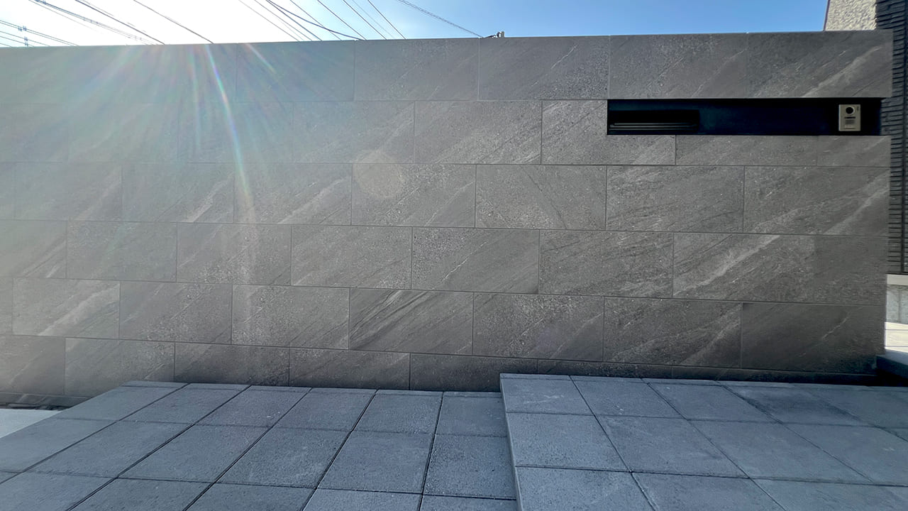 埼玉県三郷市 高さ1800ｍｍでグレーのタイル門柱