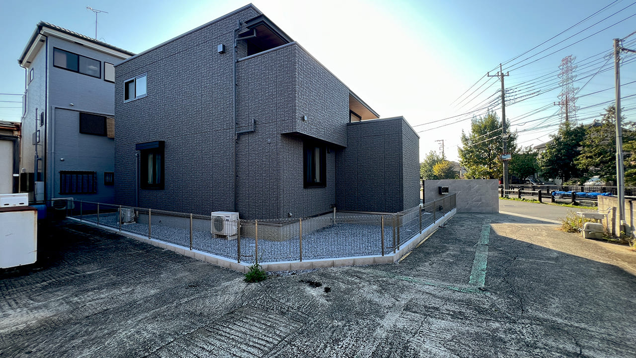 埼玉県三郷市 外構工事 敷地境界はメッシュフェンスで軽い仕切り