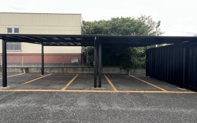 埼玉県伊奈町 外構工事 4台用(2台用×2)のブラックポリカカーポートを施工