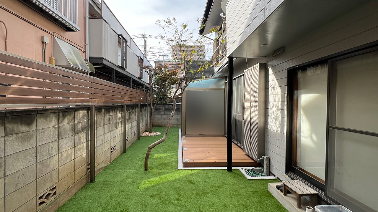 埼玉県川口市 外構工事 サンルーム+ウッドデッキ+フェンス+人工芝で洋風の庭づくり