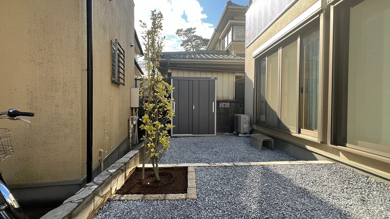 埼玉県越谷市 外構工事 雑草対策したお庭にピンコロ花壇とシンボルツリー