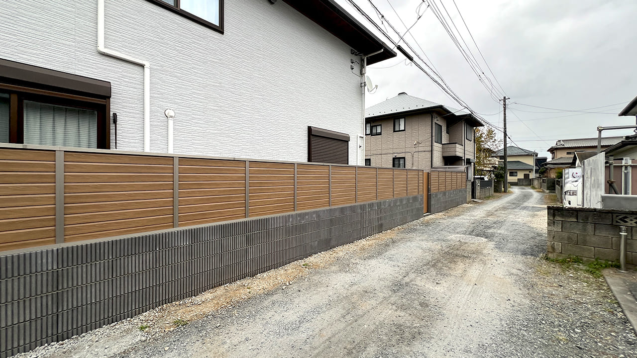 埼玉県桶川市 外構工事 化粧ブロックの隙間を無くした目隠しフェンス
