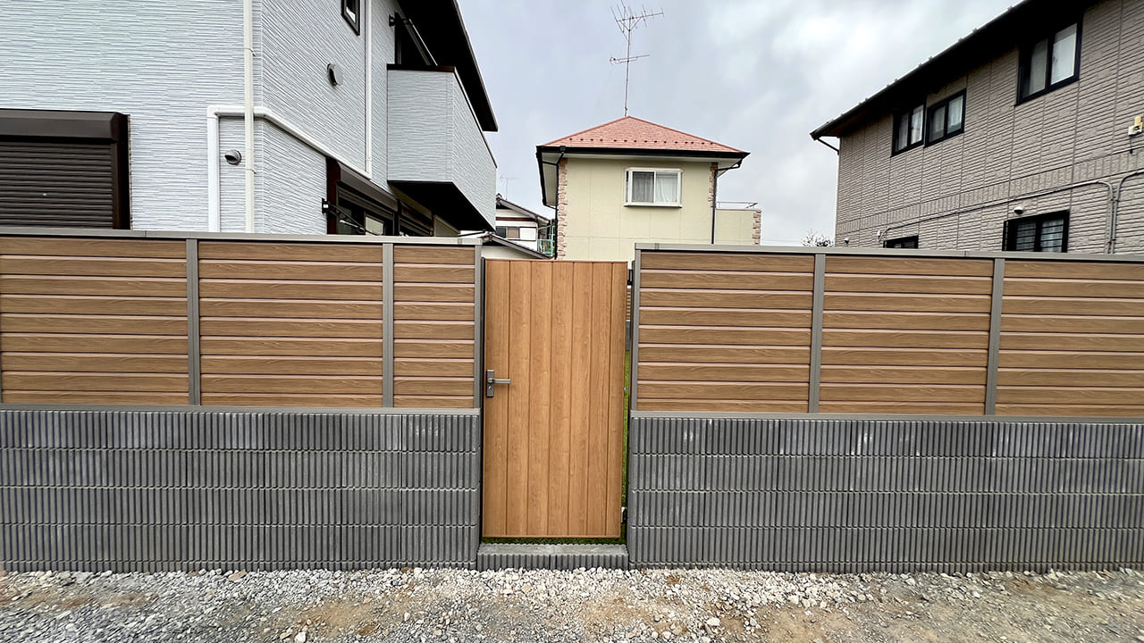 外構工事 化粧ブロックの隙間を無くした目隠しフェンス