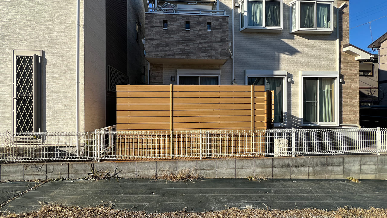 埼玉県越谷市 外構工事 タイルテラスと目隠しフェンスのお庭にリフォーム