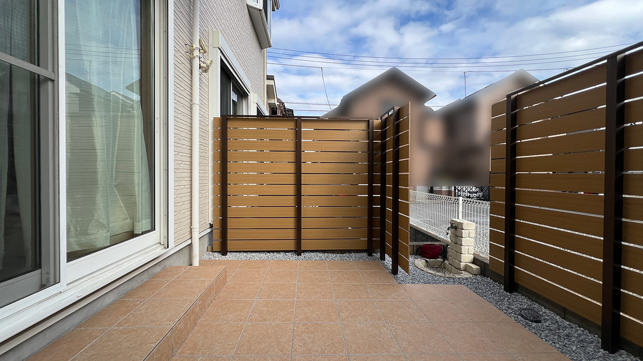 埼玉県越谷市 タイルテラスと目隠しフェンスのお庭でプライベート空間