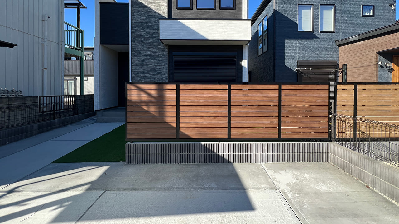 埼玉県越谷市 外構リフォーム工事 目隠しフェンスを後付け工事