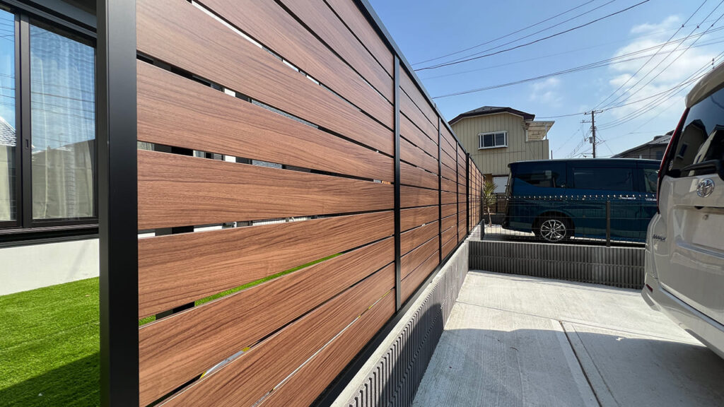 埼玉県越谷市東越谷 目隠しフェンスを後付け工事で視界をカット