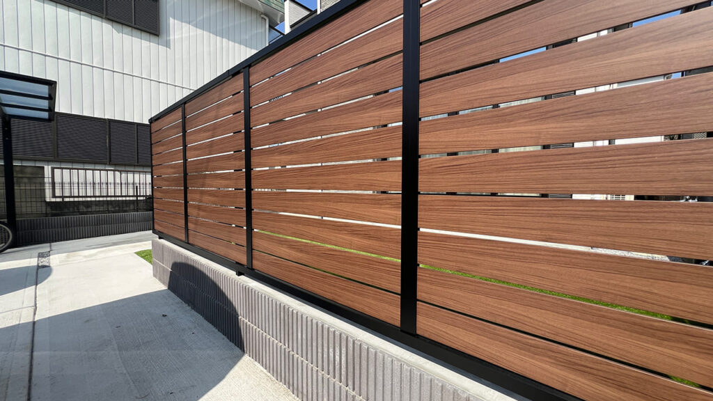 埼玉県越谷市東越谷 目隠しフェンスを後付け工事で視界をカット