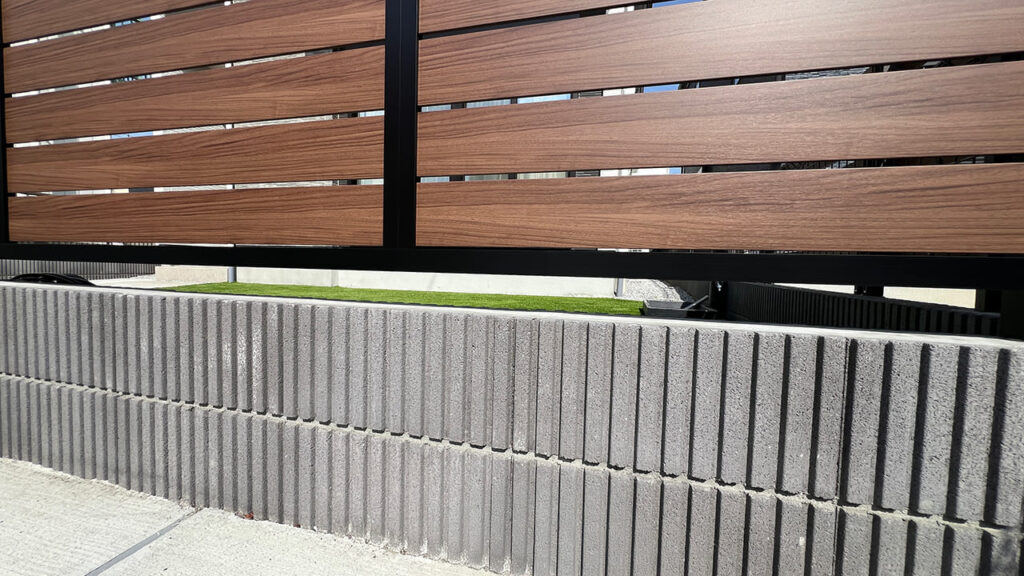 埼玉県越谷市東越谷 目隠しフェンスを後付け工事で視界をカット