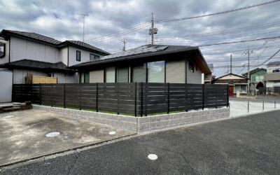 埼玉県久喜市 外構工事 おしゃれなグレー系の目隠しフェンスと人工芝のお庭