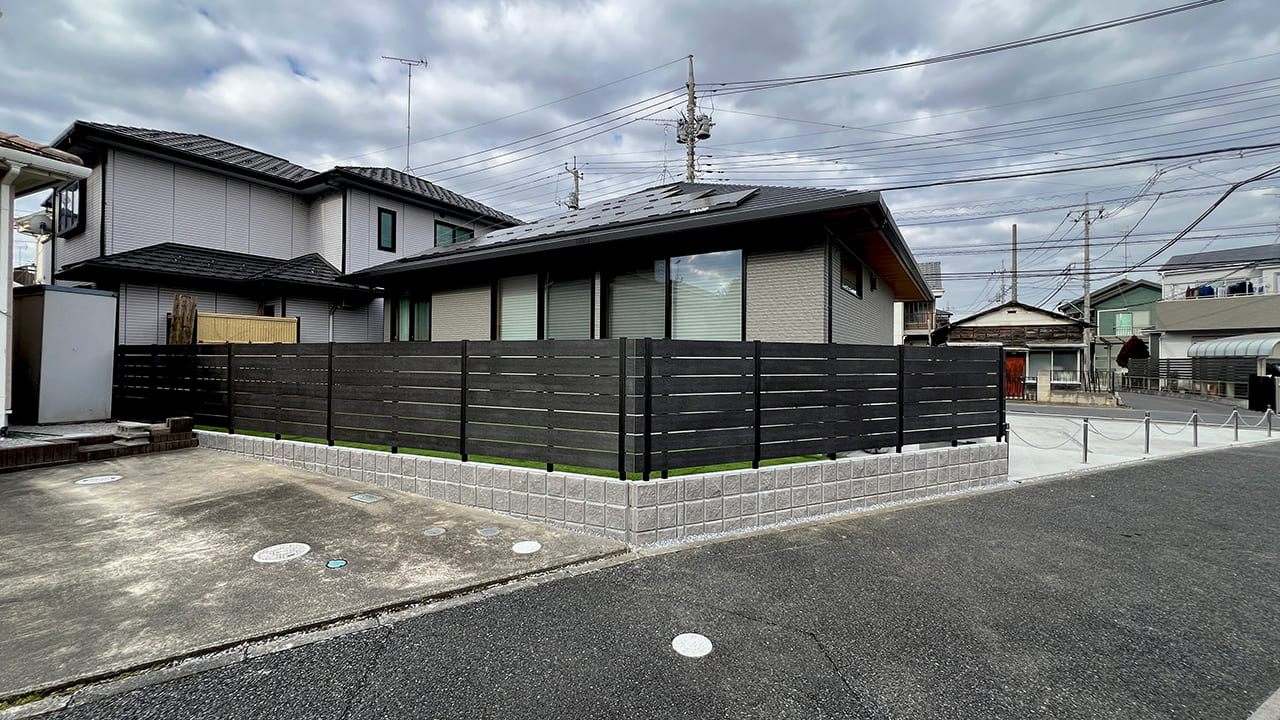 埼玉県久喜市 外構工事 おしゃれなグレー系の目隠しフェンスと人工芝のお庭
