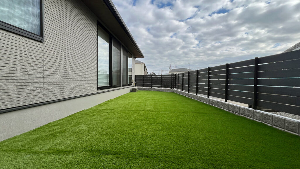 埼玉県久喜市 外構工事 おしゃれなグレーの目隠しフェンスと人工芝のお庭