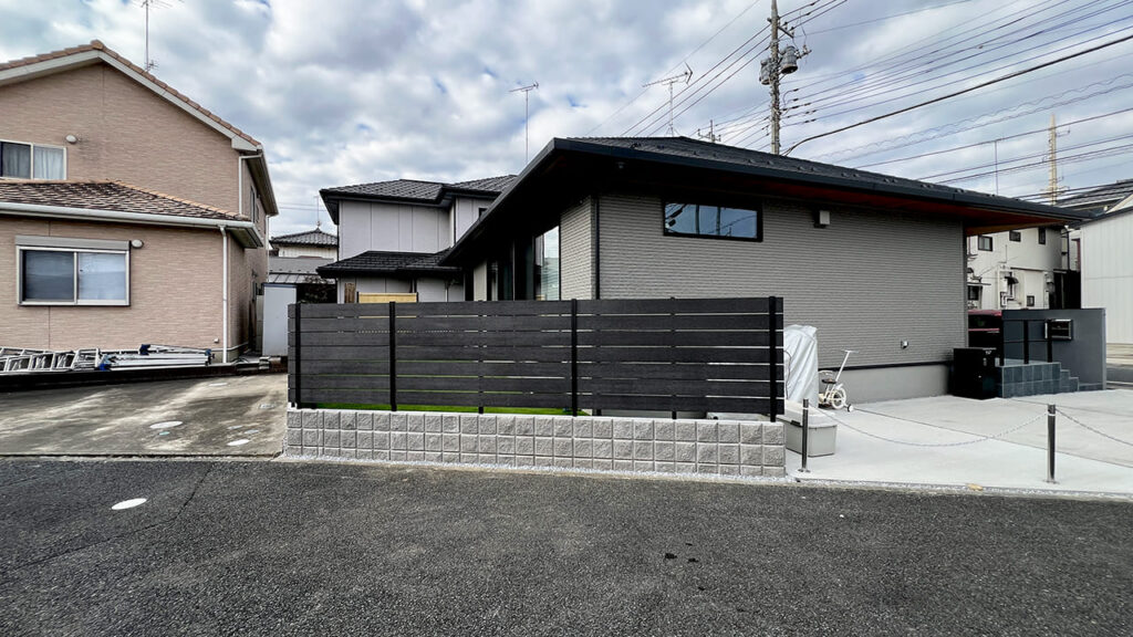 埼玉県久喜市 外構工事 おしゃれなグレーの目隠しフェンスと人工芝のお庭