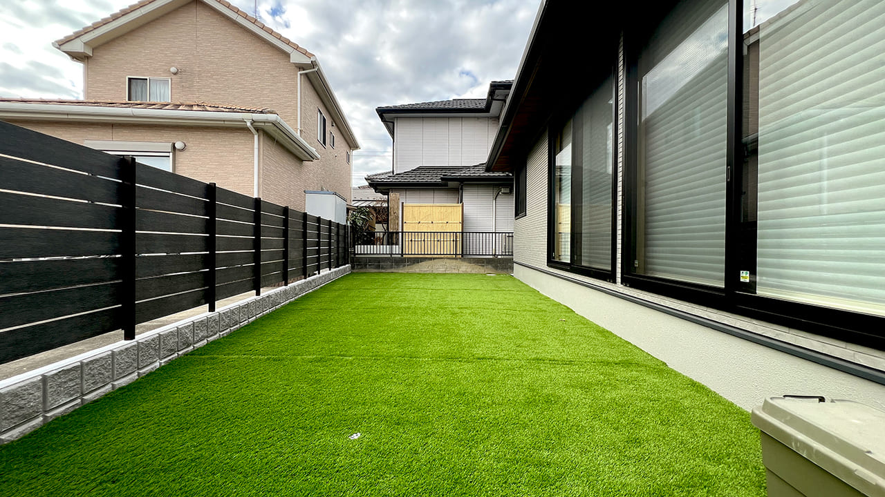 埼玉県久喜市 外構工事 おしゃれなグレー系の目隠しフェンスと人工芝のお庭