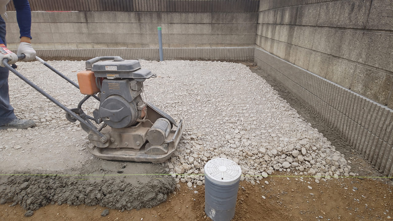 重い車にも耐える「路盤（ろばん）」の徹底した転圧