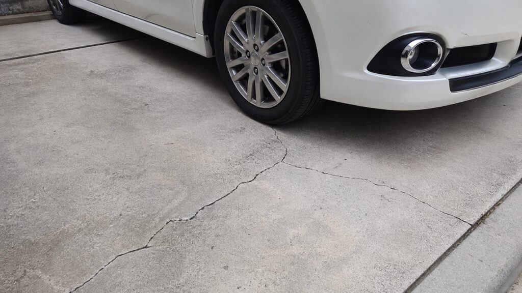 コンクリートにひび割れが起こる主な原因 車の重さや負荷