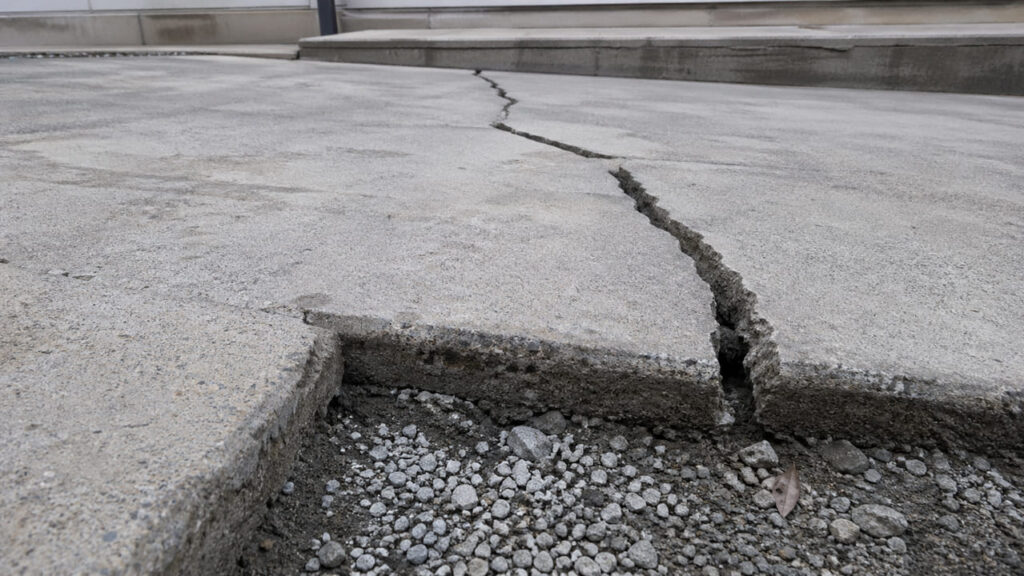 コンクリートにひび割れが起こる主な原因 地盤や下地の沈下
