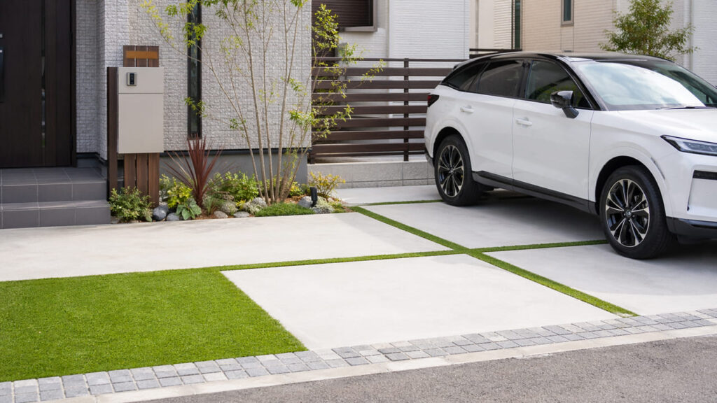 外構のおしゃれな駐車場デザイン実例アイデア　人工芝をアクセントに使う駐車場