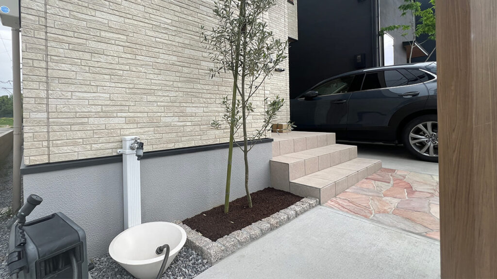 埼玉県さいたま市緑区 外構工事 ピンコロ花壇とオリーブ