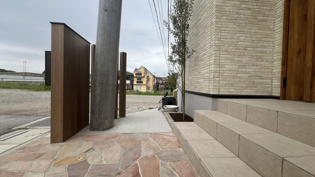 埼玉県さいたま市緑区 外構工事 ピンコロ花壇とオリーブ