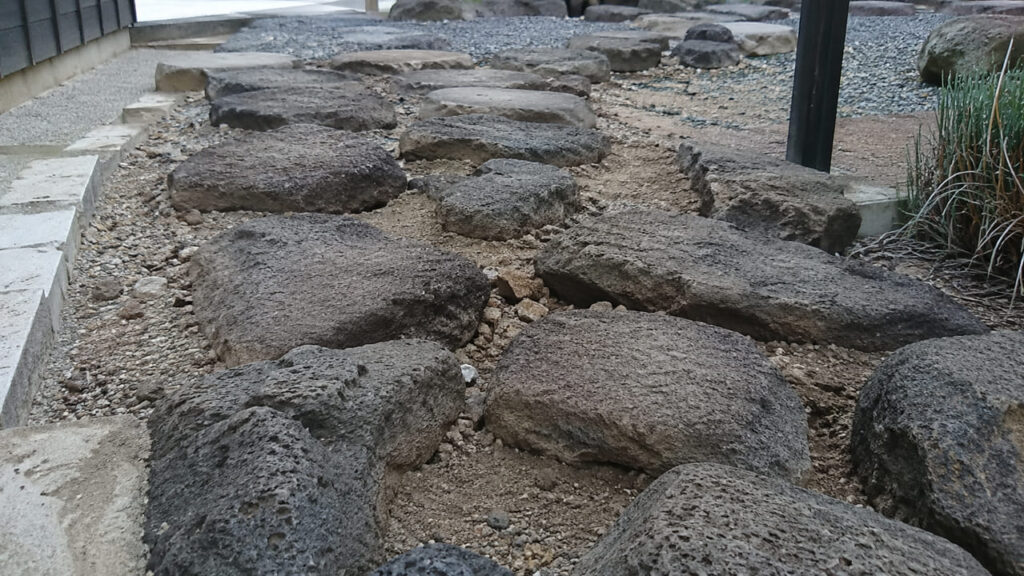 浅間石の現場で実際によくある失敗　下地転圧をしない