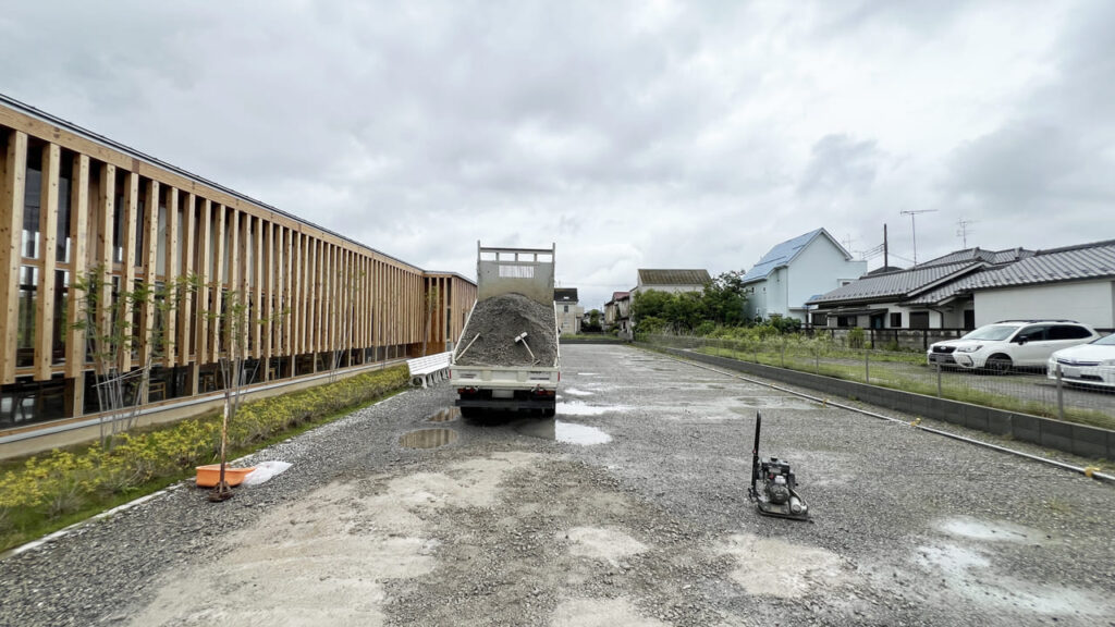 埼玉県越谷市 外構工事 店舗のわだち掘れに追い砂利工事