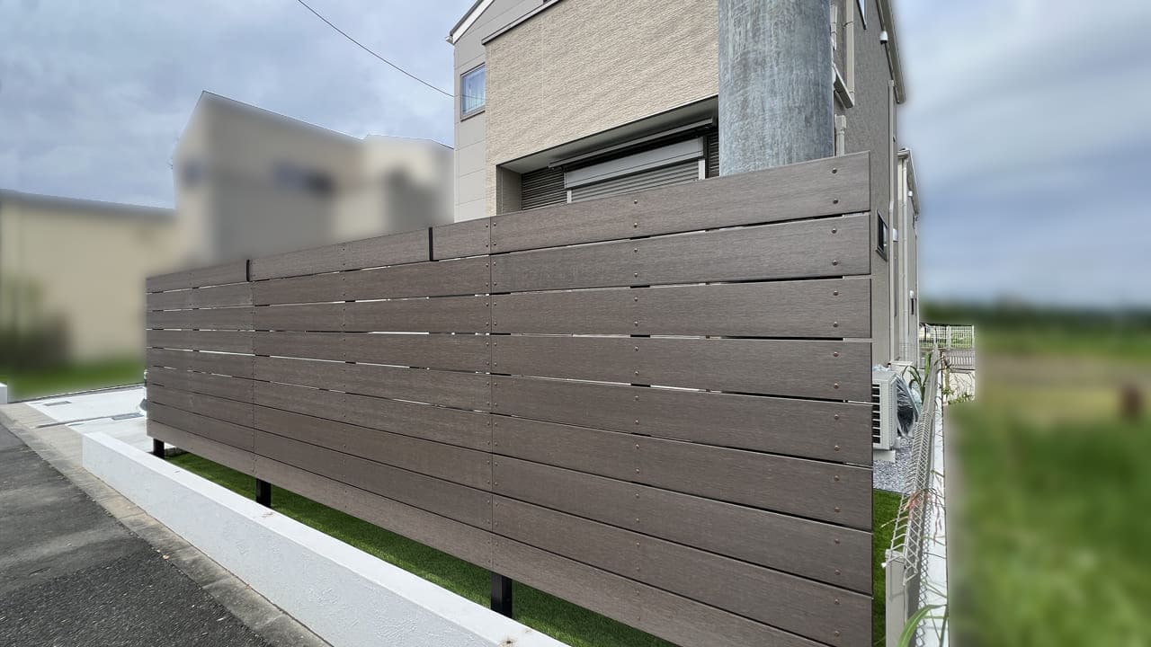 埼玉県春日部市備後 外構工事 人工芝と目隠しフェンス+タイルデッキの庭づくり